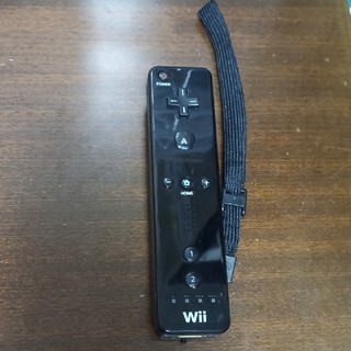 ウィー(Wii)のwiiリモコン 1本 ブラック 専用充電池 カバー ストラップ付き 訳あり(家庭用ゲーム機本体)