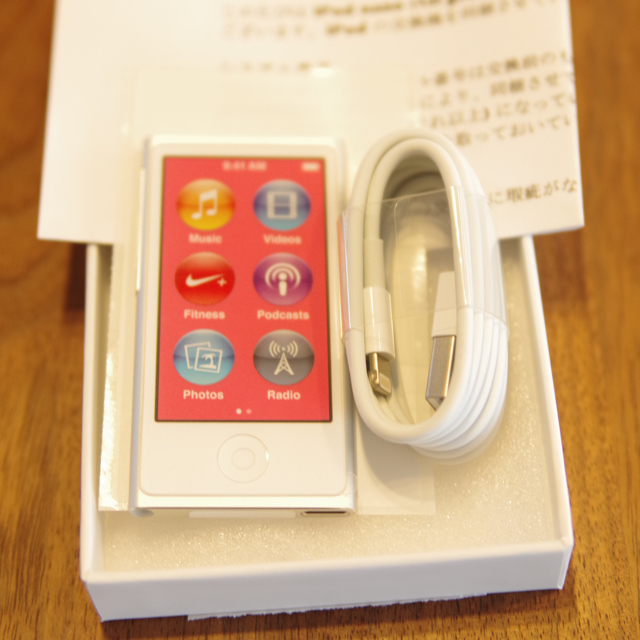 Apple(アップル)のiPod nano 第七世代　シルバー　16G 新品未使用 スマホ/家電/カメラのオーディオ機器(ポータブルプレーヤー)の商品写真