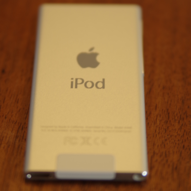 Apple(アップル)のiPod nano 第七世代　シルバー　16G 新品未使用 スマホ/家電/カメラのオーディオ機器(ポータブルプレーヤー)の商品写真