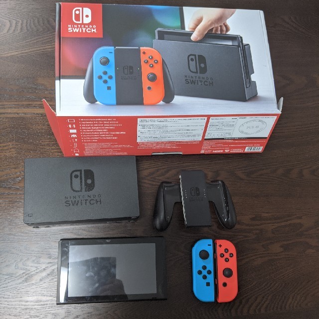 Nintendo Switch(ニンテンドースイッチ)のNintendo　Switch本体 JOY-CON　ネオンブルー／ネオンレッド　 エンタメ/ホビーのゲームソフト/ゲーム機本体(家庭用ゲーム機本体)の商品写真