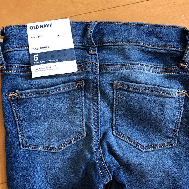 Old Navy(オールドネイビー)の新品未使用　オールドネイビー  デニム　ジーンズ キッズ/ベビー/マタニティのキッズ服女の子用(90cm~)(パンツ/スパッツ)の商品写真