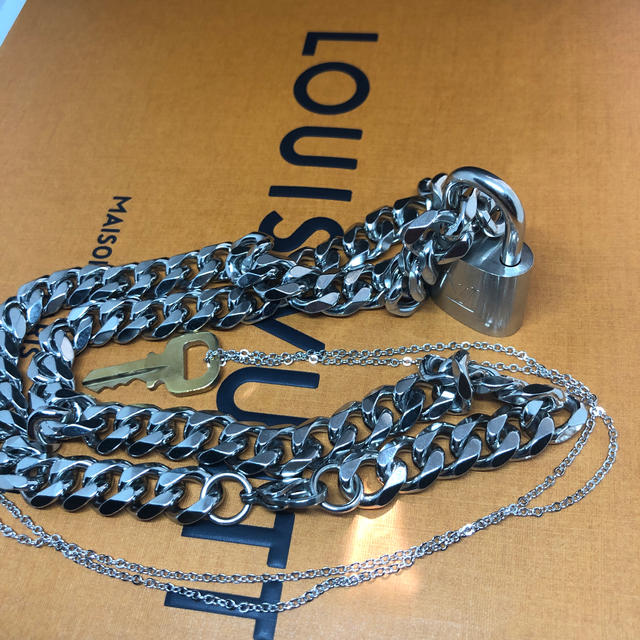 LOUIS VUITTON(ルイヴィトン)のルイヴィトンパドロック南京錠シルバー➕極太ネックレス メンズのアクセサリー(ネックレス)の商品写真