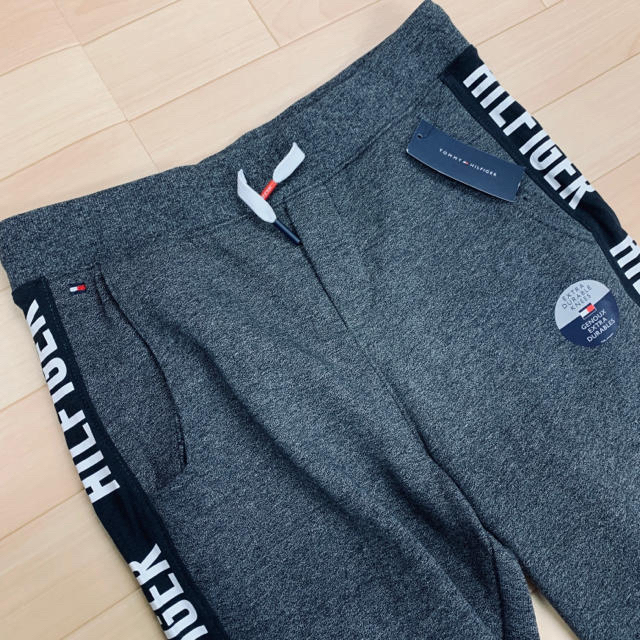 TOMMY HILFIGER(トミーヒルフィガー)の★Tommy Hilfiger US限定大人気両脇ロゴライン入りスウェットパンツ メンズのパンツ(その他)の商品写真