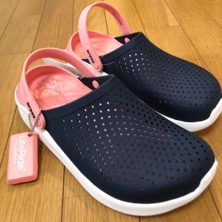 クロックス(crocs)の新品 新素材クロックス ライトライド 24cm ネイビー W8 広瀬すず(サンダル)