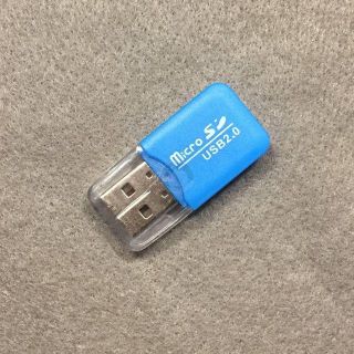 新品 ブルー USB メモリカードリーダ 小型 microSDXC(PC周辺機器)