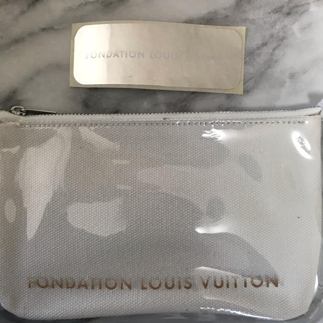 LOUIS VUITTON(ルイヴィトン)のルイヴィトン財団美術館ポーチ　パリ限定日本未発売 レディースのファッション小物(ポーチ)の商品写真