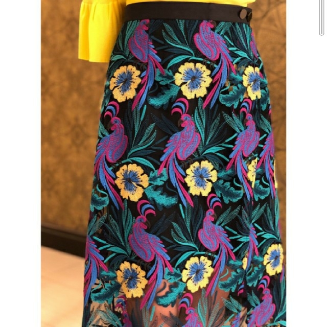 GRACE CONTINENTAL(グレースコンチネンタル)のボタニカルパロットスカート レディースのスカート(ロングスカート)の商品写真