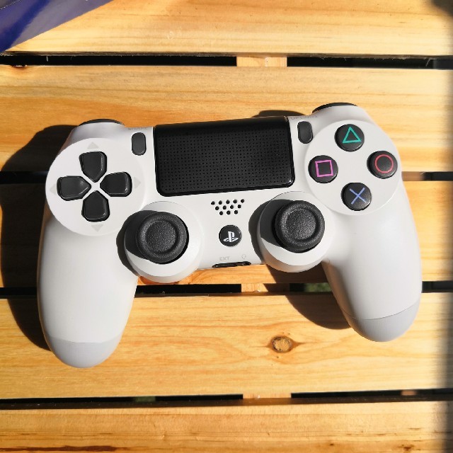 PlayStation4(プレイステーション4)の美品 PS4 コントローラー ホワイト エンタメ/ホビーのゲームソフト/ゲーム機本体(その他)の商品写真