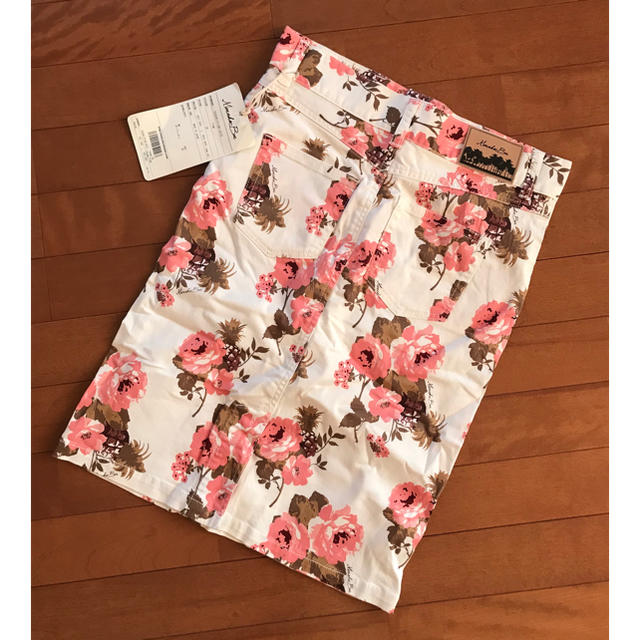 MOROKOBAR(モロコバー)のMorokoBar フラワーデニムスカート レディースのスカート(ひざ丈スカート)の商品写真