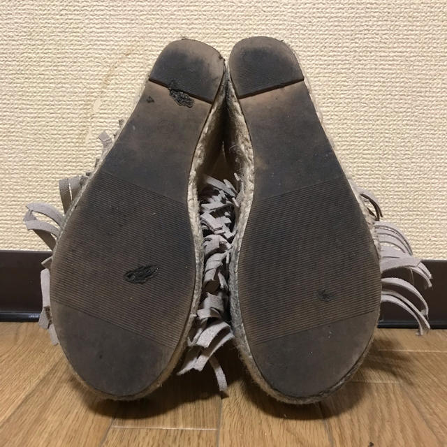 サンダル フリンジ 厚底 ウエッジソール グレー ベージュ レディースの靴/シューズ(サンダル)の商品写真