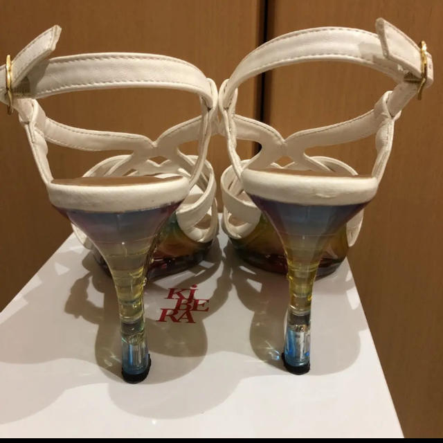 DIANA(ダイアナ)のレインボーデザインクリアソールのサンダル　白　室内で2度使用の美品 レディースの靴/シューズ(サンダル)の商品写真