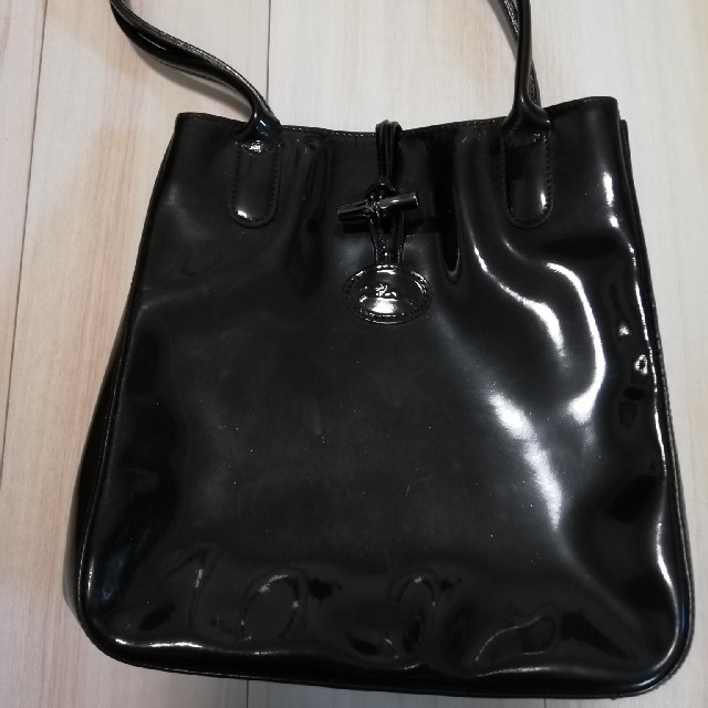 LONGCHAMP(ロンシャン)のロンシャンエナメルトートバッグ黒 レディースのバッグ(トートバッグ)の商品写真