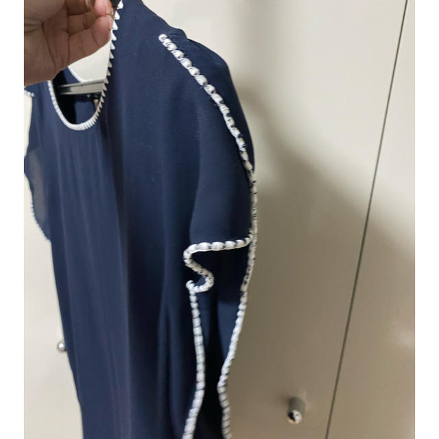 ZARA(ザラ)のチューリップ袖ネイビーブラウス　オフィスカジュアル レディースのトップス(シャツ/ブラウス(半袖/袖なし))の商品写真