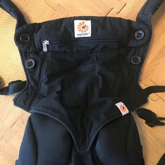 Ergobaby(エルゴベビー)のエルゴ抱っこ紐ブラック　4wayと、リバーシブル キャリー キッズ/ベビー/マタニティの外出/移動用品(抱っこひも/おんぶひも)の商品写真