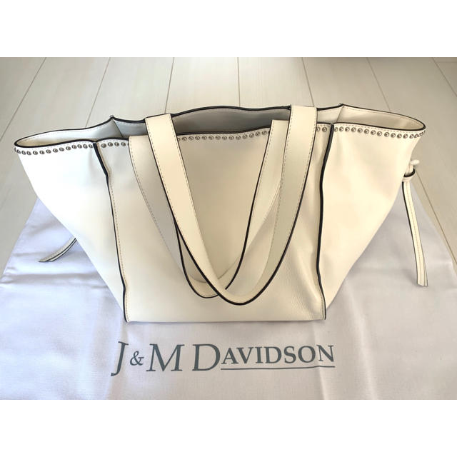 J&M DAVIDSON(ジェイアンドエムデヴィッドソン)のJ&M DAVIDSON BELLE S WITH STUDS ホワイト レディースのバッグ(トートバッグ)の商品写真