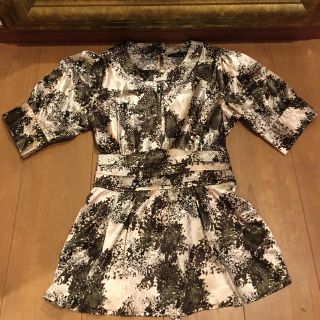 ビーシービージーマックスアズリア(BCBGMAXAZRIA)のBCBG 花柄　ブラウス(シャツ/ブラウス(半袖/袖なし))