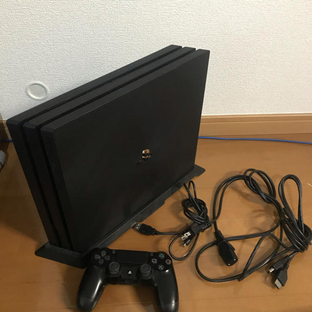 PlayStation4(プレイステーション4)のPS4 Pro CUH-7000b 1TB エンタメ/ホビーのゲームソフト/ゲーム機本体(家庭用ゲーム機本体)の商品写真