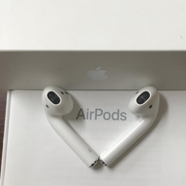 Apple(アップル)のAirpods エアーポッズ　第1世代　両耳左右　エアポッズ　アップル製　正規品 スマホ/家電/カメラのオーディオ機器(ヘッドフォン/イヤフォン)の商品写真