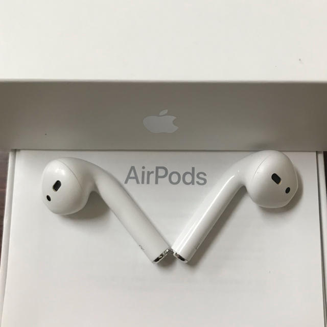 Apple(アップル)のAirpods エアーポッズ　第1世代　両耳左右　エアポッズ　アップル製　正規品 スマホ/家電/カメラのオーディオ機器(ヘッドフォン/イヤフォン)の商品写真