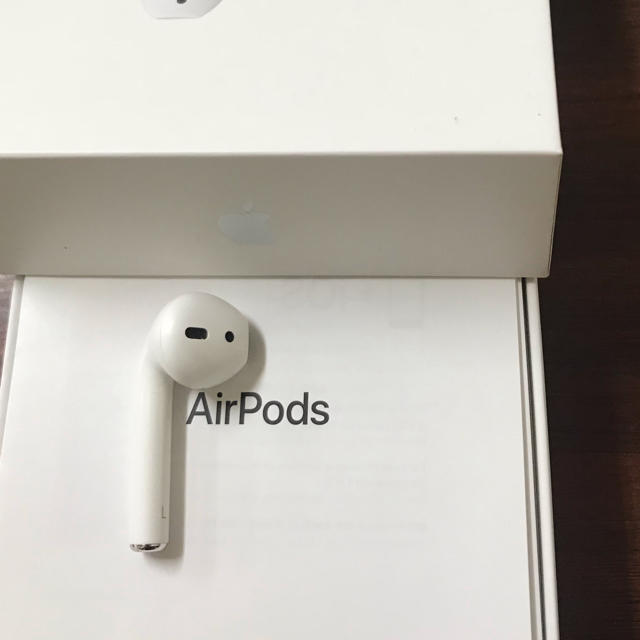 Apple(アップル)のAirpods エアーポッズ　第2世代　L左耳　エアポッズ　アップル製品 純正品 スマホ/家電/カメラのオーディオ機器(ヘッドフォン/イヤフォン)の商品写真