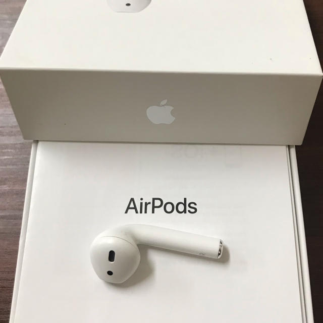 Apple(アップル)のAirpods エアーポッズ　第2世代　R右耳　エアポッズ　アップル製品 純正品 スマホ/家電/カメラのオーディオ機器(ヘッドフォン/イヤフォン)の商品写真