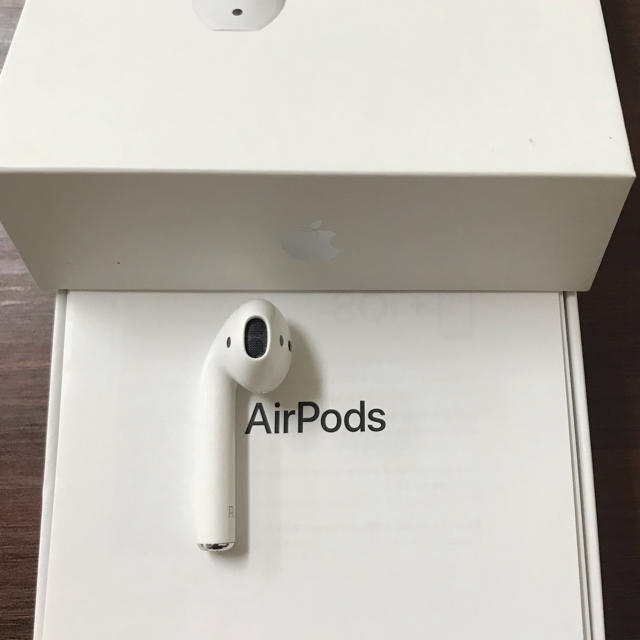 Apple(アップル)のAirpods エアーポッズ　第2世代　R右耳　エアポッズ　アップル製品 純正品 スマホ/家電/カメラのオーディオ機器(ヘッドフォン/イヤフォン)の商品写真