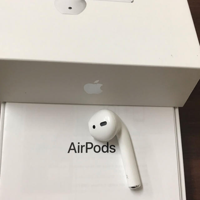 Apple(アップル)のAirpods エアーポッズ　第2世代　R右耳　エアポッズ　アップル製品 純正品 スマホ/家電/カメラのオーディオ機器(ヘッドフォン/イヤフォン)の商品写真