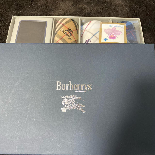 BURBERRY(バーバリー)のBurberrys ハンカチ3点+靴下 メンズのファッション小物(ハンカチ/ポケットチーフ)の商品写真