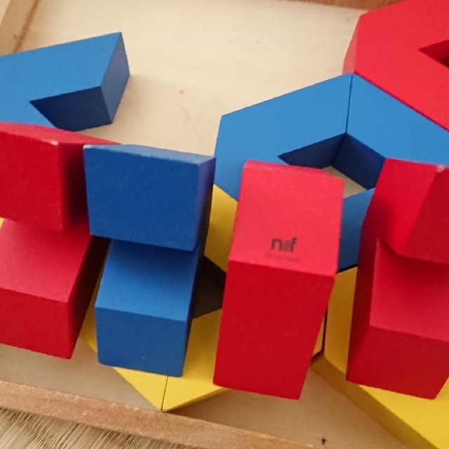 Neaf(ネフ)の・Naef（ネフ社）のシンプルなV字型ピースの積み木「ヴィボ」 キッズ/ベビー/マタニティのおもちゃ(知育玩具)の商品写真
