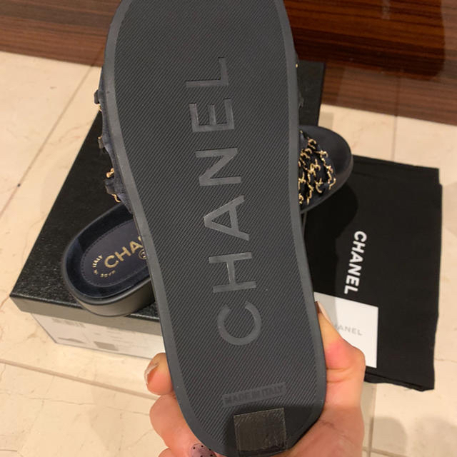 CHANEL(シャネル)の正規品 CHANELチェーンデザインサンダル 新品未使用 レディースのバッグ(ショルダーバッグ)の商品写真