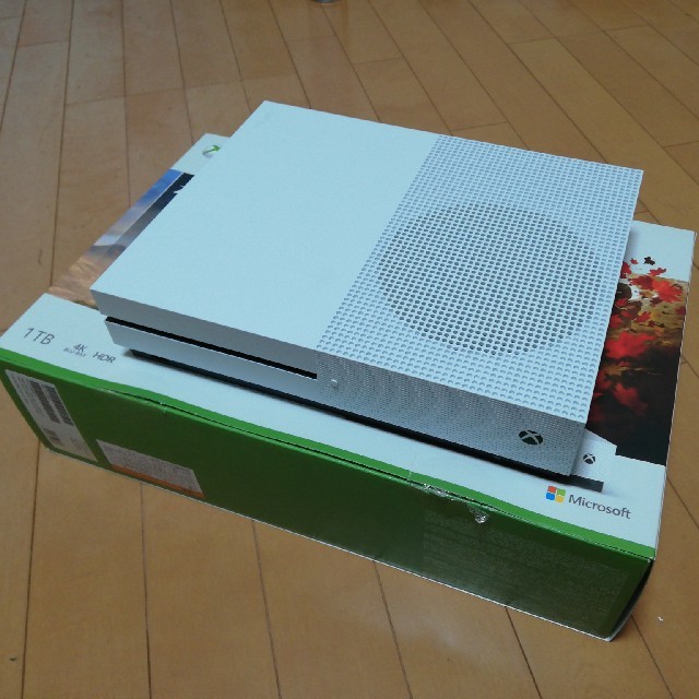 Xbox(エックスボックス)のXBOX ONE S 1TB本体 + モンスターハンター&コントローラー2個付き エンタメ/ホビーのゲームソフト/ゲーム機本体(家庭用ゲーム機本体)の商品写真