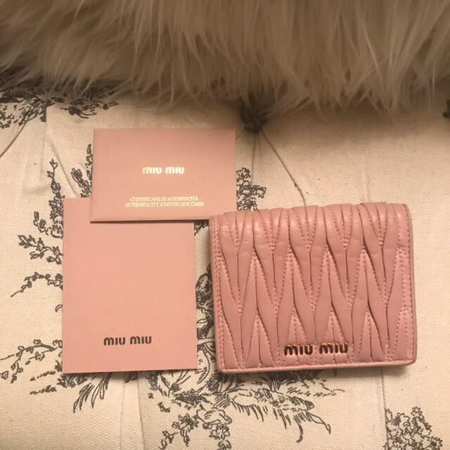 miumiu マトラッセ 折り財布