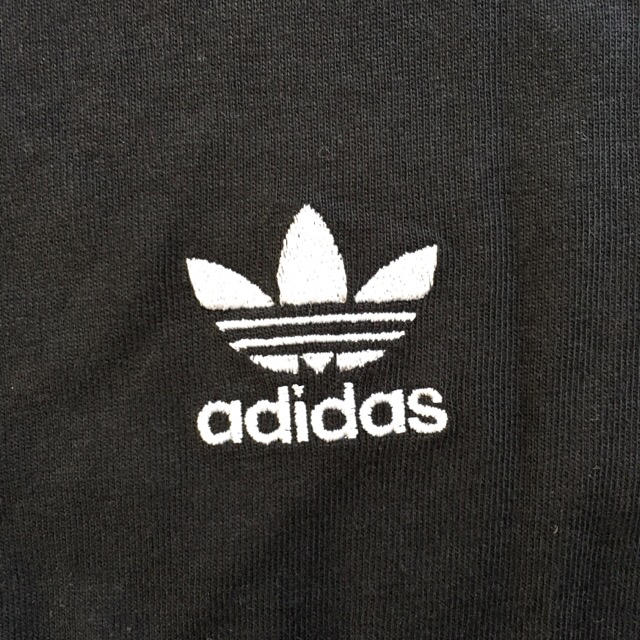 adidas(アディダス)の【新品】アディダスオリジナルス　Tシャツ　サイズL   ブラック 刺繍ロゴ メンズのトップス(Tシャツ/カットソー(半袖/袖なし))の商品写真