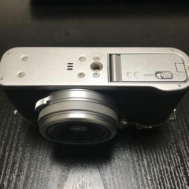 富士フイルム(フジフイルム)のX100F  FUJIFILM  スマホ/家電/カメラのカメラ(ミラーレス一眼)の商品写真