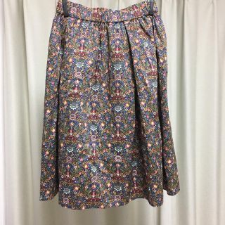 アーバンリサーチ(URBAN RESEARCH)の値下げ【美品】花柄スカート リバティプリントスカート【DOORS】(ひざ丈スカート)