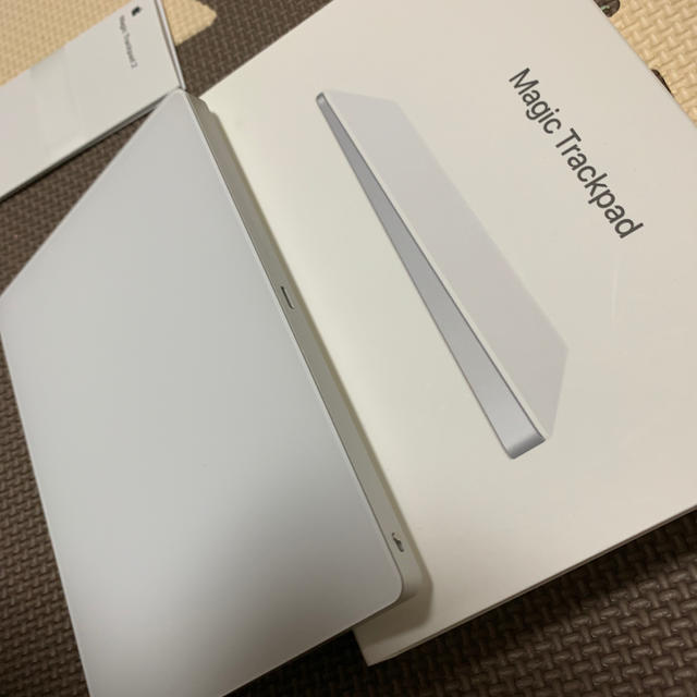 Apple(アップル)のマジックトラックパッド2 スマホ/家電/カメラのPC/タブレット(PC周辺機器)の商品写真