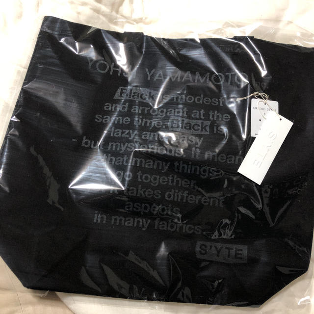 Yohji Yamamoto(ヨウジヤマモト)のBlack Is Modest Message tote ヨウジヤマモト レディースのバッグ(トートバッグ)の商品写真