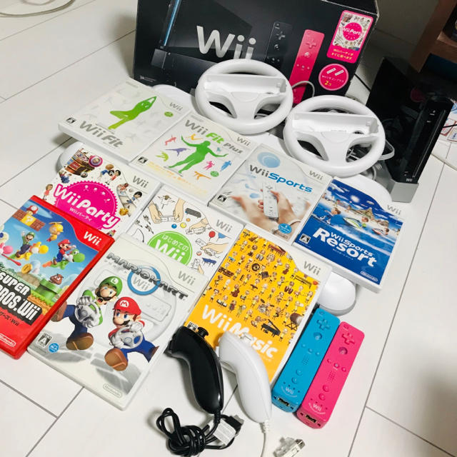 Wii(ウィー)のwii & wiiボードソフト8本 電池付きですぐ遊べるセット マリカー付き！ エンタメ/ホビーのゲームソフト/ゲーム機本体(家庭用ゲーム機本体)の商品写真