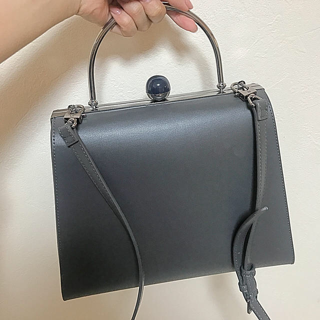 Charles and Keith(チャールズアンドキース)のCHARLES & KEITH 台形バッグ レディースのバッグ(ショルダーバッグ)の商品写真