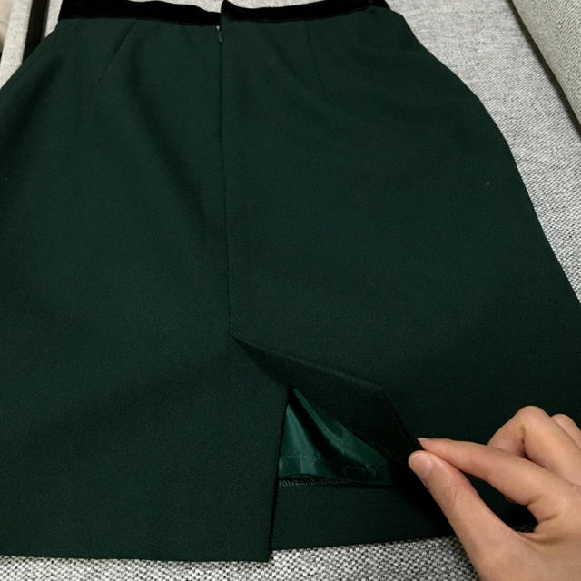 Apuweiser-riche(アプワイザーリッシェ)のアプワイザーリッシェ グリーン タイトスカート フリル 春 リボン 緑 ひざ丈 レディースのスカート(ひざ丈スカート)の商品写真