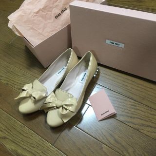 ミュウミュウ(miumiu)のミュウミュウ　エナメル　リボンパンプス　美品(ハイヒール/パンプス)