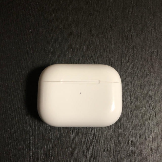 Apple(アップル)のAirPods Pro 充電ケース スマホ/家電/カメラのオーディオ機器(ヘッドフォン/イヤフォン)の商品写真