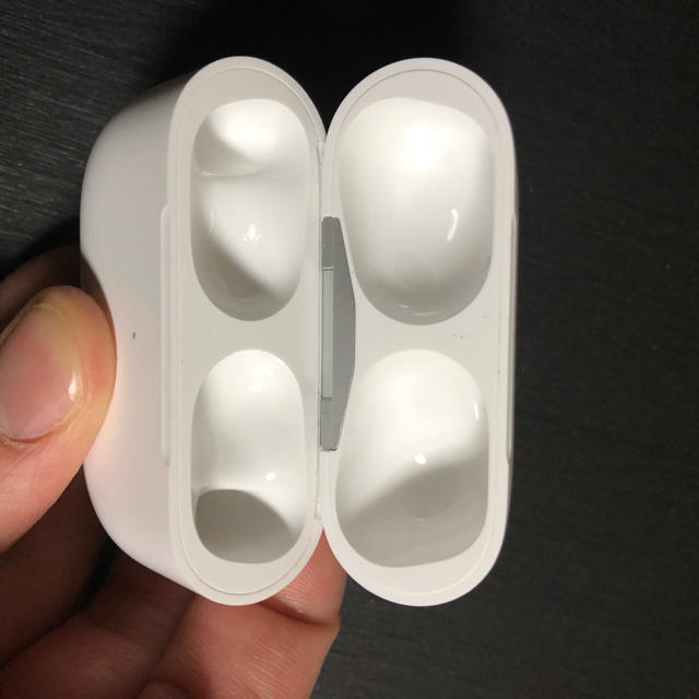 Apple(アップル)のAirPods Pro 充電ケース スマホ/家電/カメラのオーディオ機器(ヘッドフォン/イヤフォン)の商品写真