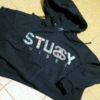 ステューシー(STUSSY)のStussyWomenショート丈パーカー(パーカー)