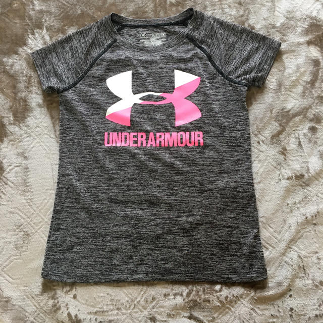 UNDER ARMOUR(アンダーアーマー)のTシャツ キッズ/ベビー/マタニティのキッズ服女の子用(90cm~)(Tシャツ/カットソー)の商品写真