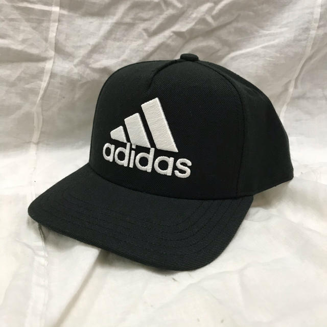 adidas(アディダス)の新品　タグ付き未使用品　アディダス　adidas 帽子　ジュニアサイズ　キャップ キッズ/ベビー/マタニティのこども用ファッション小物(帽子)の商品写真