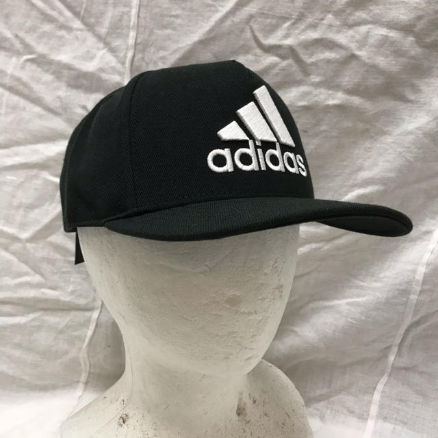 adidas(アディダス)の新品　タグ付き未使用品　アディダス　adidas 帽子　ジュニアサイズ　キャップ キッズ/ベビー/マタニティのこども用ファッション小物(帽子)の商品写真