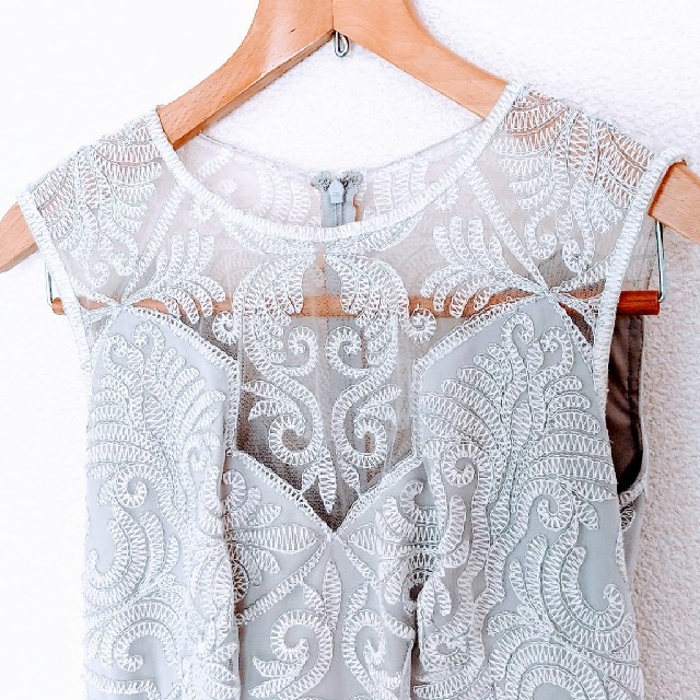 美品】TADASHI SHOJI ワンピース 4 WHITE & GRAY 美品】TADASHI SHOJI ワンピース 4 WHITE & GRAY