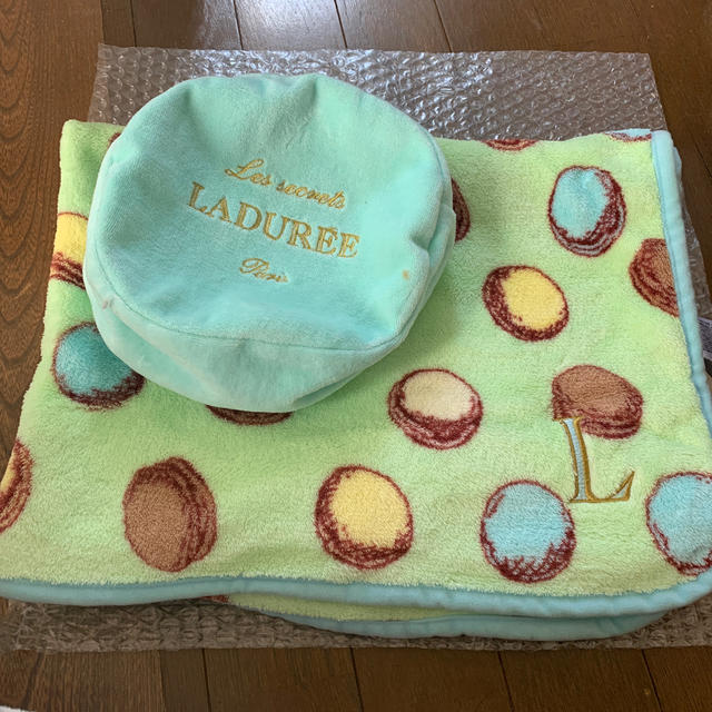 LADUREE(ラデュレ)のLADUREE 携帯用ブランケット キッズ/ベビー/マタニティのこども用ファッション小物(おくるみ/ブランケット)の商品写真