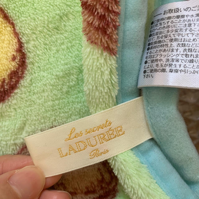 LADUREE(ラデュレ)のLADUREE 携帯用ブランケット キッズ/ベビー/マタニティのこども用ファッション小物(おくるみ/ブランケット)の商品写真